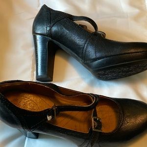 Clarks Flyrt Rouge black pumps.